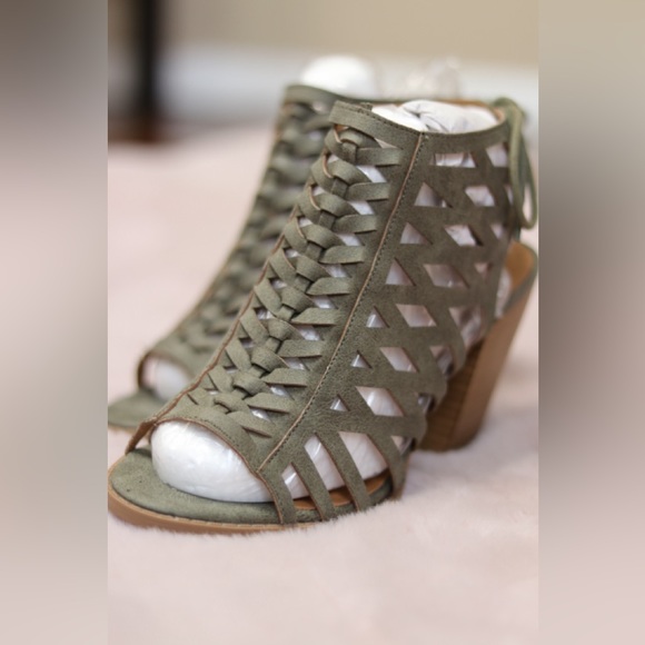 Green Heels - Picture 4 of 4